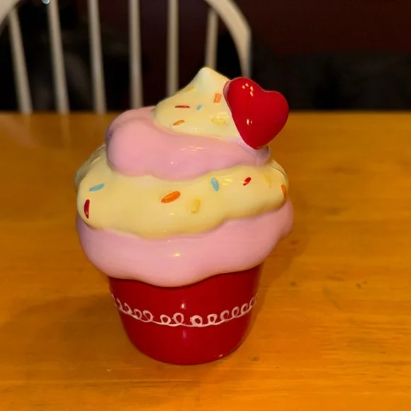 Cupcake with heart covered cup. - Picture 1 of 9